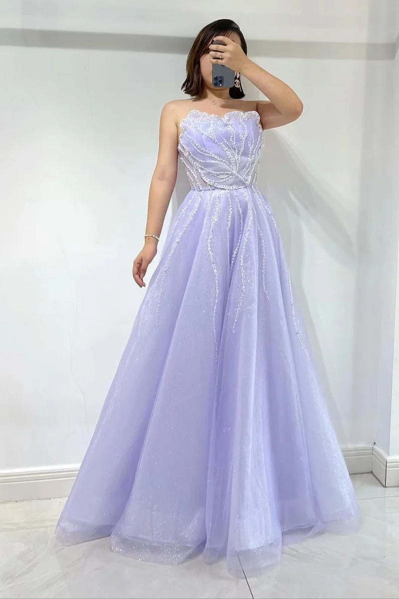 Robe de bal lilas en tulle coupe trapèze : sans bretelles, sans manches, avec perles à paillettes