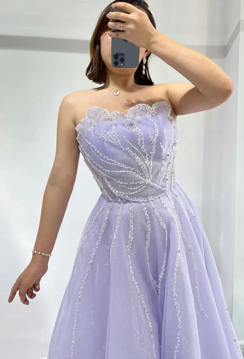 Robe de bal lilas en tulle coupe trapèze : sans bretelles, sans manches, avec perles à paillettes