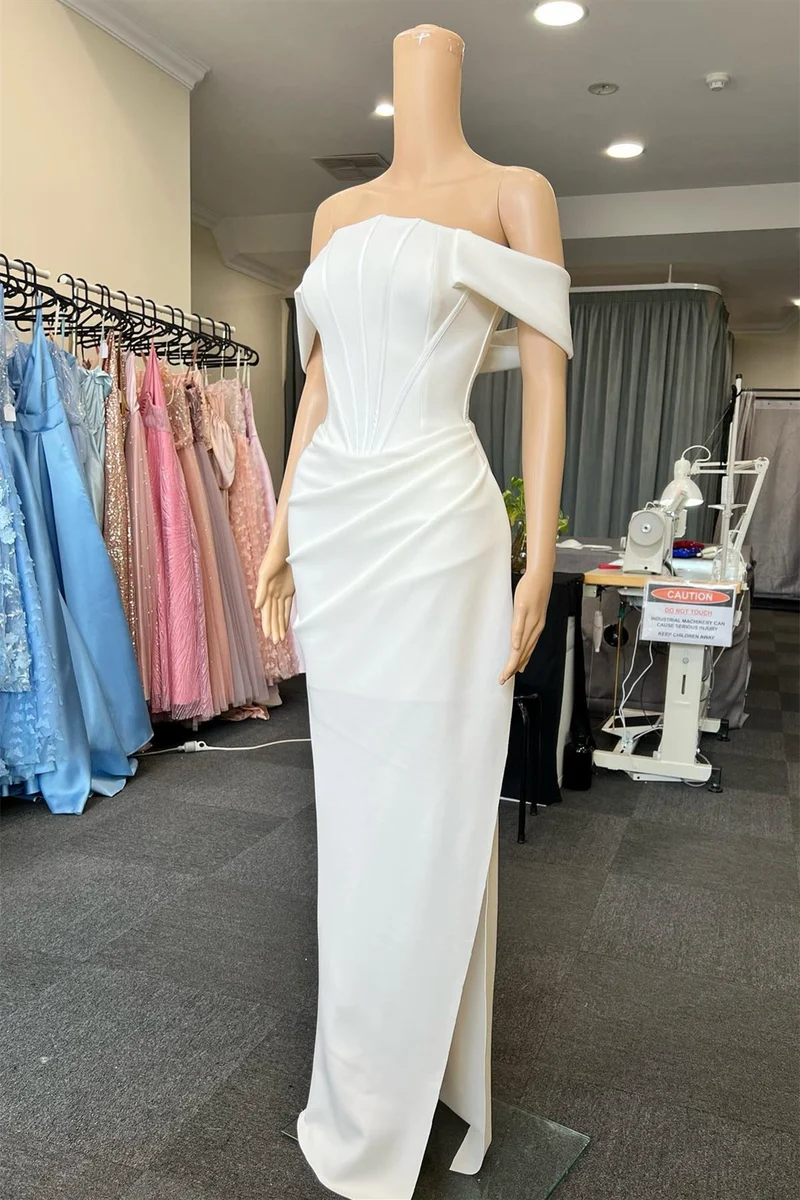 Robe de bal sirène blanche élégante à épaules dénudées et plissée avec fente
