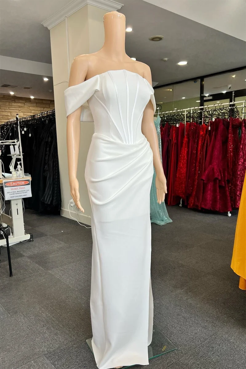 Robe de bal sirène blanche élégante à épaules dénudées et plissée avec fente