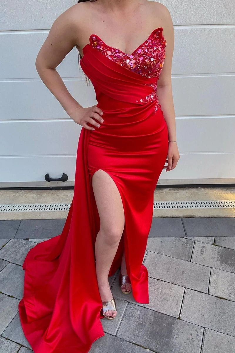Robe de bal sirène rouge à sequins et décolleté en cœur, avec fente et volants