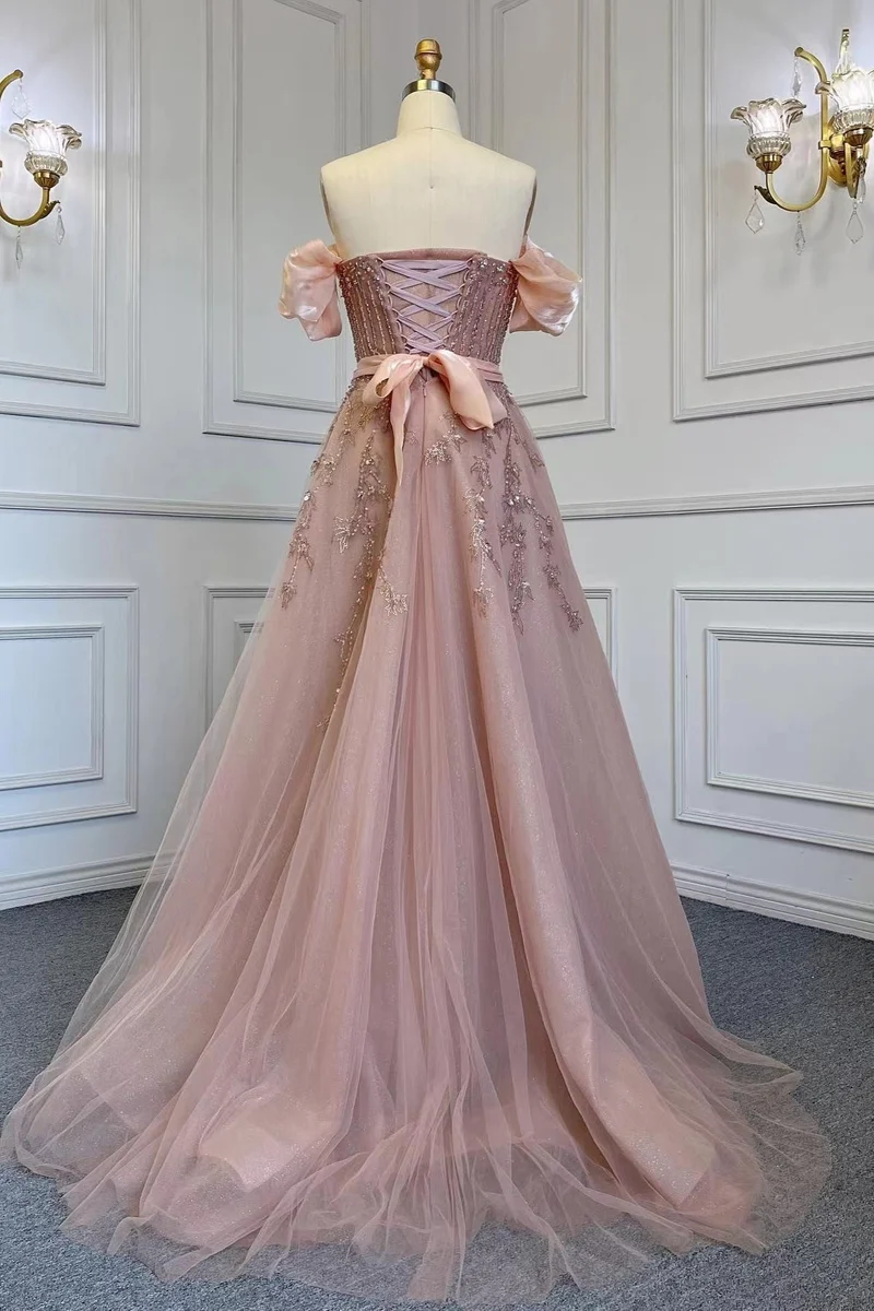 Robe de bal rose à paillettes, épaules dénudées, manches bouffantes et ceinture en tulle