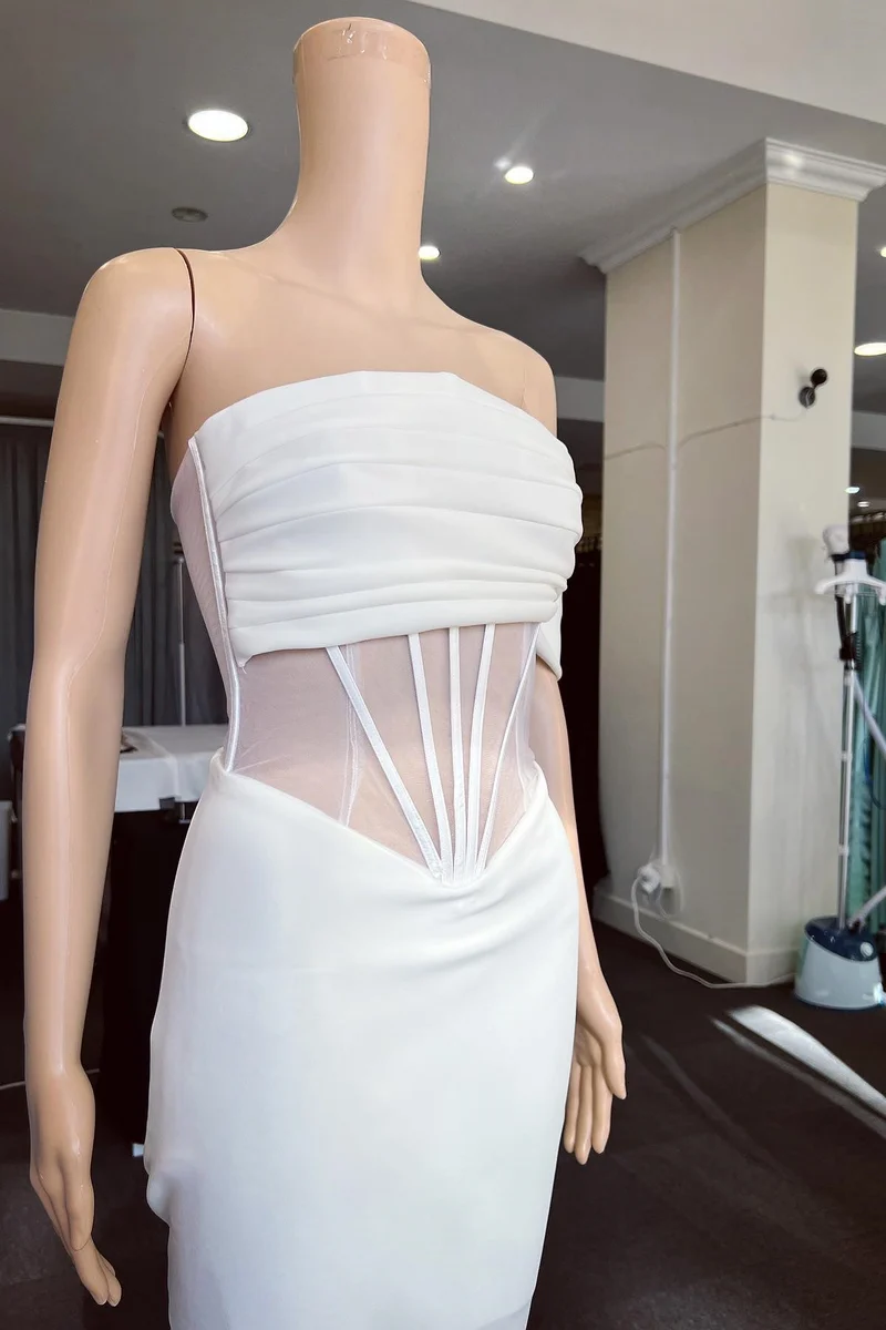 Robe de bal sirène plissée blanche élégante à épaules dénudées et sans bretelles