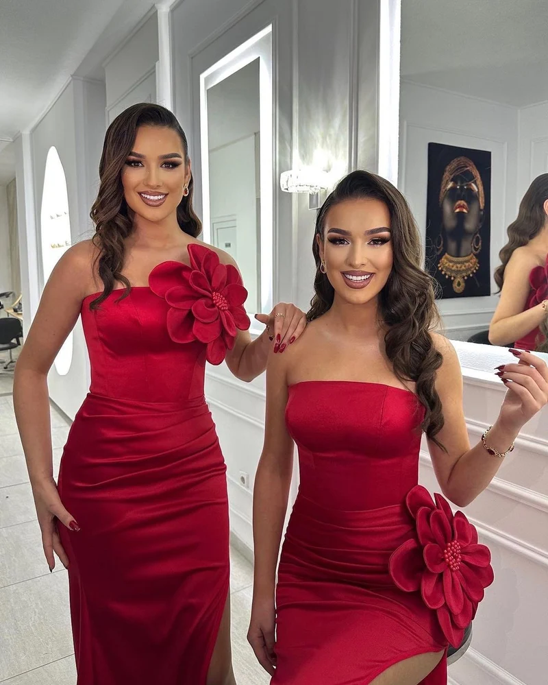 Robe de bal rouge élégante sans bretelles avec perles fleuries, détails fendus et plissés
