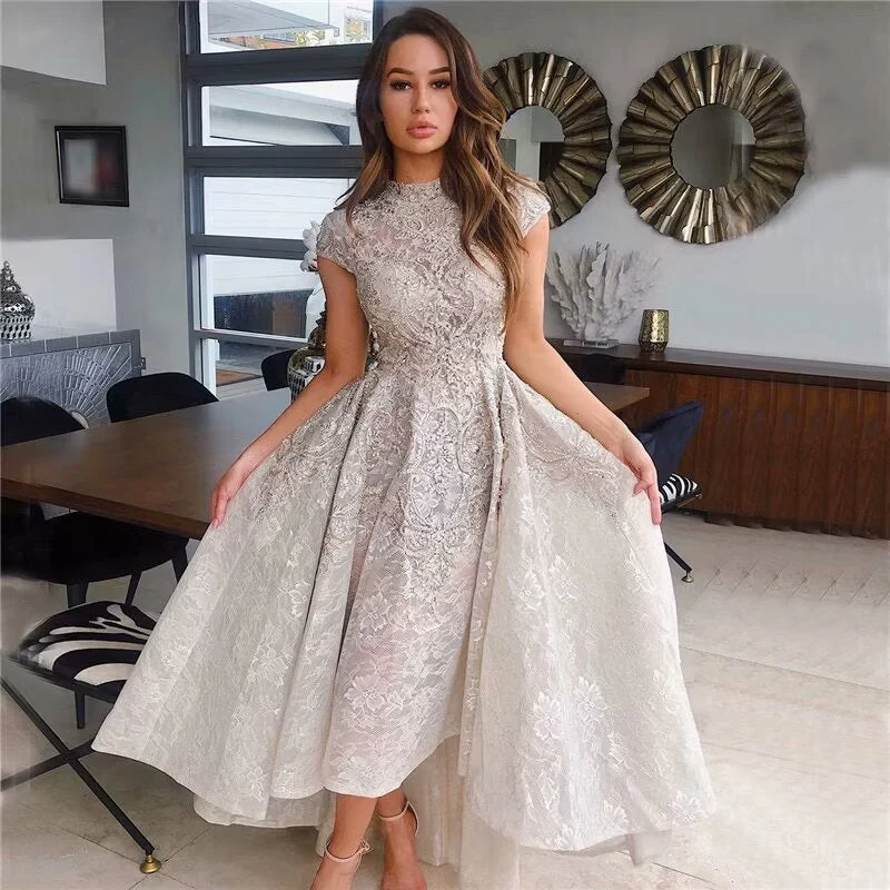 Robe de bal trapèze à paillettes et appliques, longue plissée et à manches courtes