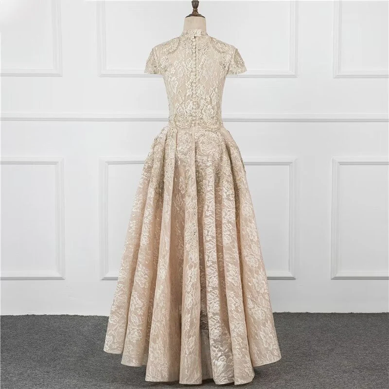 Robe de bal trapèze à paillettes et appliques, longue plissée et à manches courtes