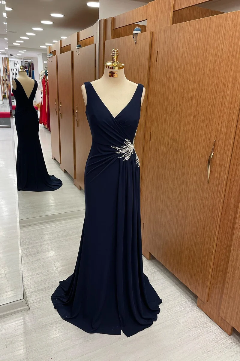 Superbe robe de bal de fin d'année bleu marine foncé, col en V, en tulle plissé et strass