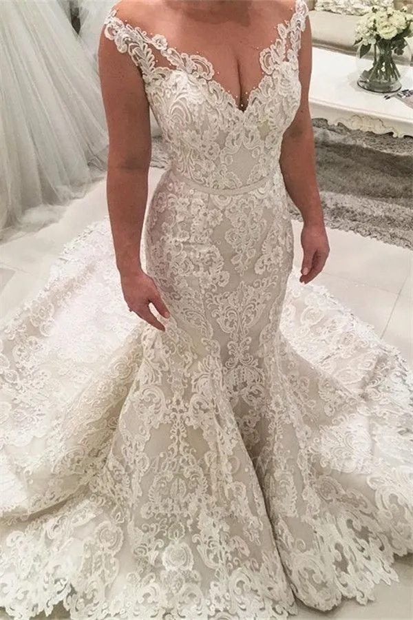 Robe de bal sirène à décolleté en V profond avec appliques en dentelle et bretelles spaghetti
