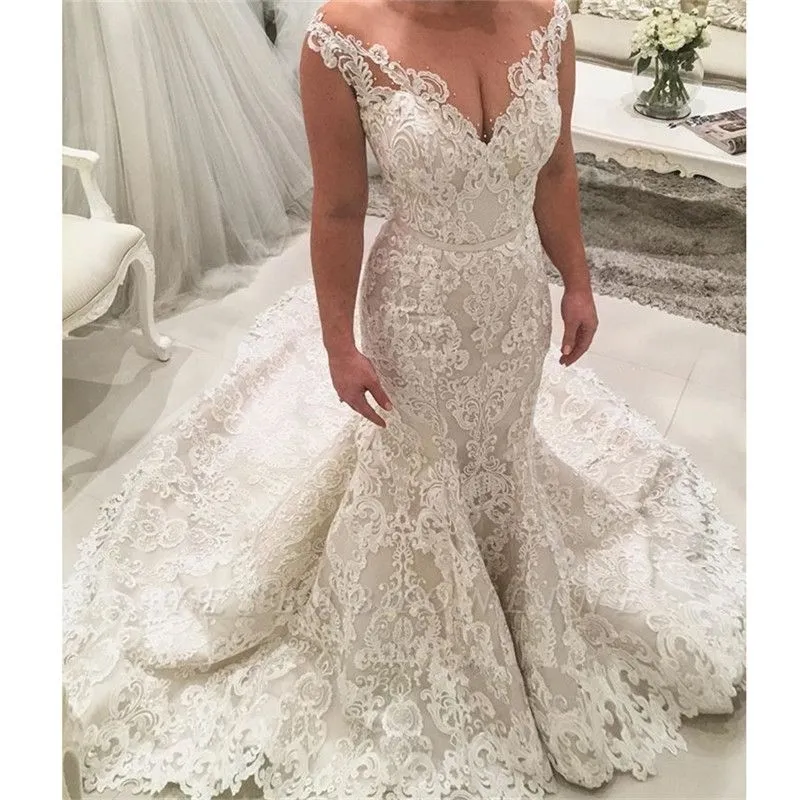 Robe de bal sirène à décolleté en V profond avec appliques en dentelle et bretelles spaghetti
