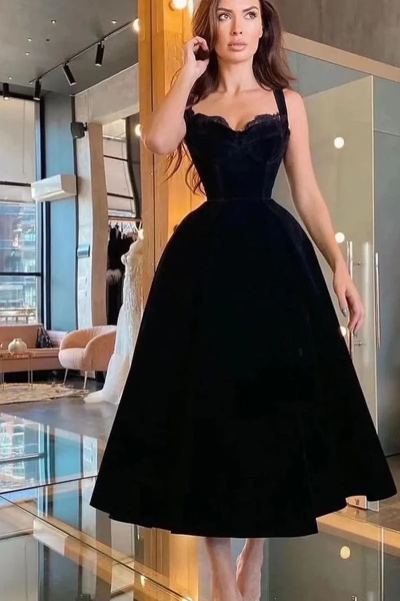 Robe de bal élégante en dentelle noire à bretelles spaghetti et décolleté en cœur