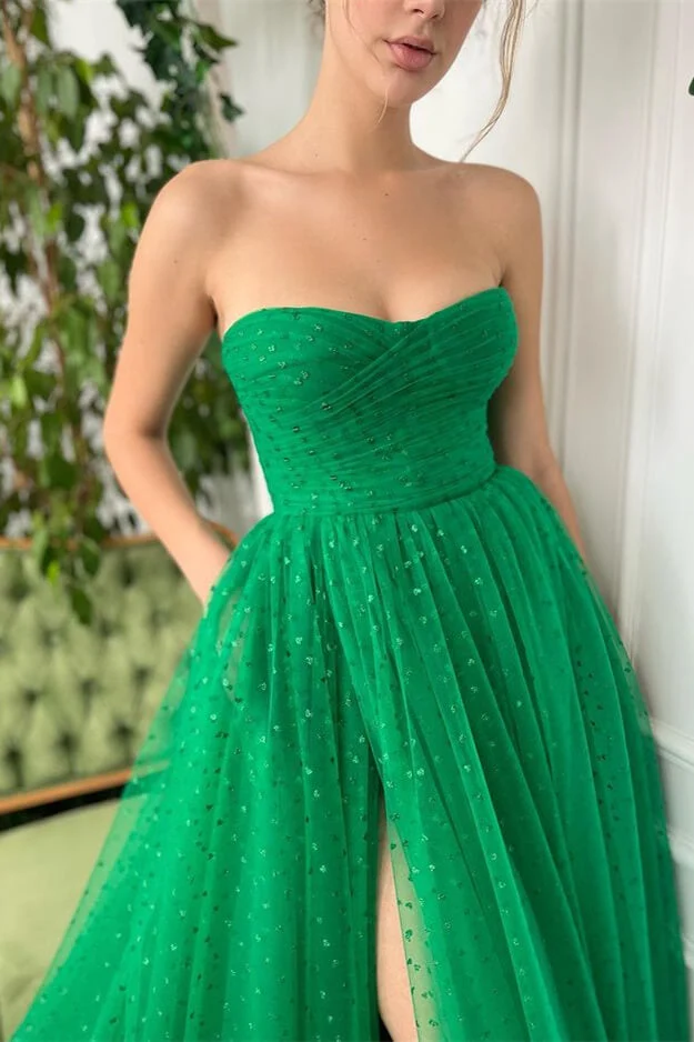 Robe de bal glamour en tulle vert avec décolleté en cœur et fente haute