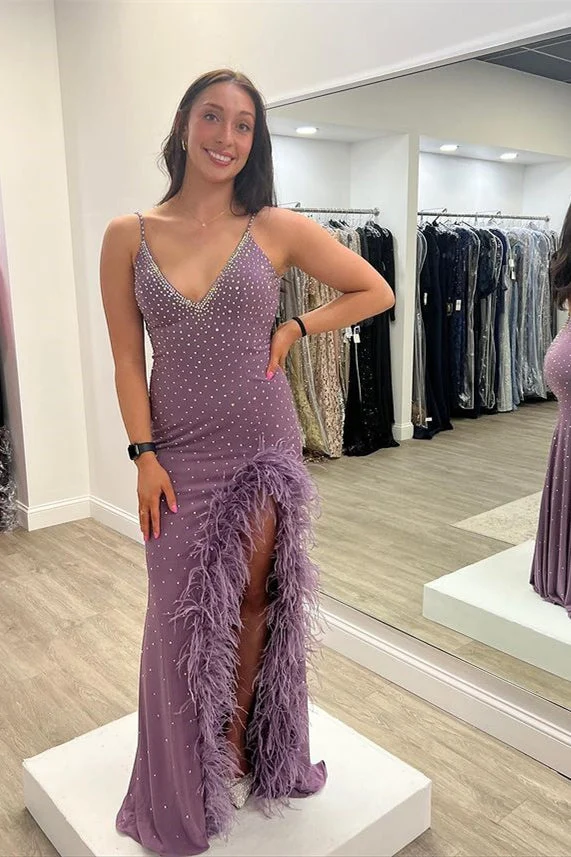 Robe de bal élégante violette ornée de perles, de bretelles spaghetti et de plumes