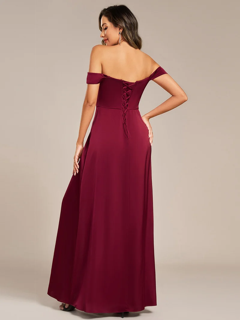 Robe de soirée longue en satin à épaules dénudées et manches courtes