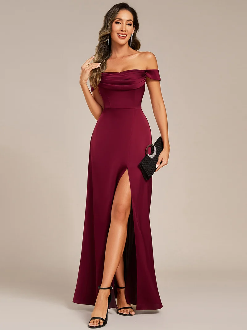 Robe de soirée longue en satin à épaules dénudées et manches courtes