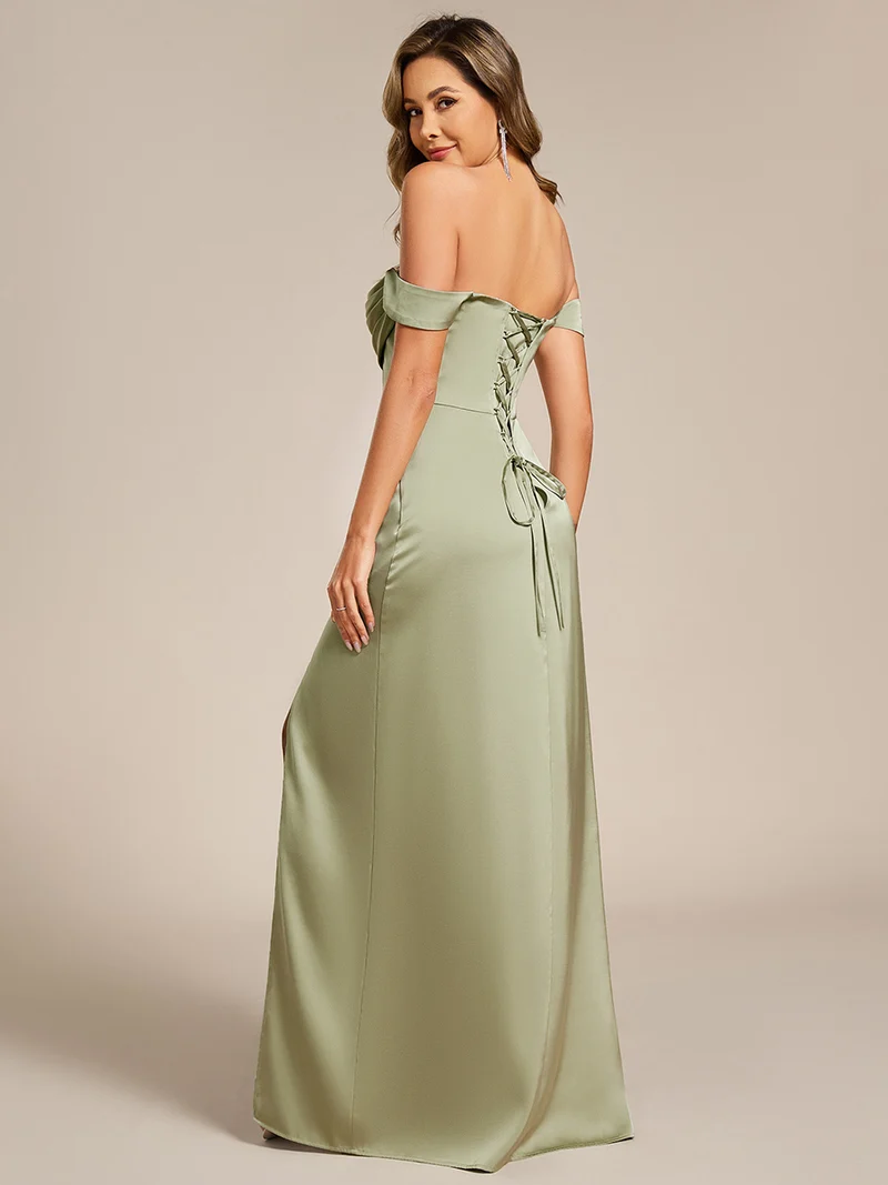 Robe de soirée longue en satin à épaules dénudées et manches courtes