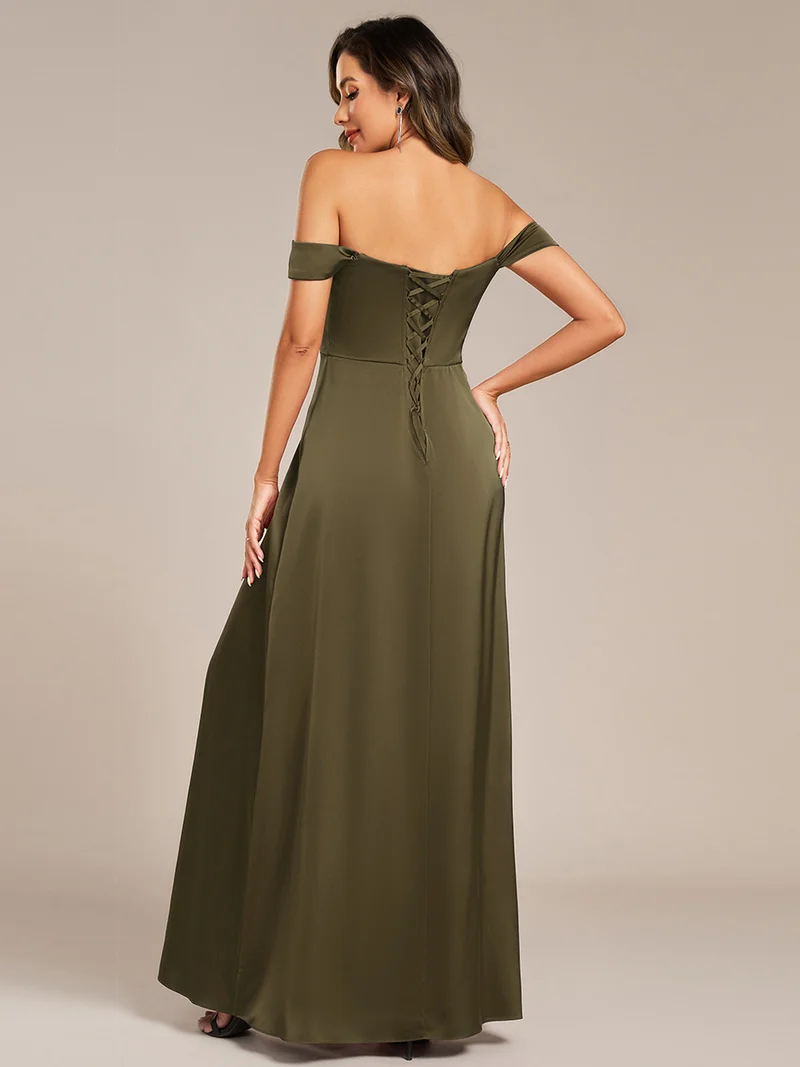 Robe de soirée longue en satin à épaules dénudées et manches courtes