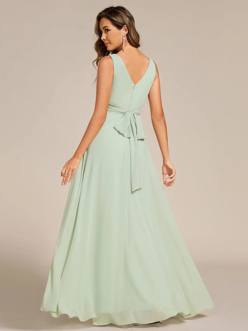 Robe de soirée longue en mousseline plissée sans bretelles à col en V