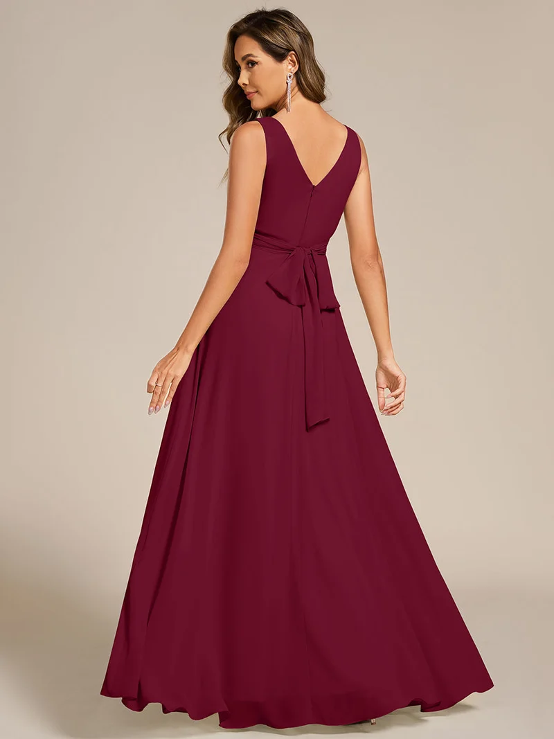 Robe de soirée longue en mousseline plissée sans bretelles à col en V