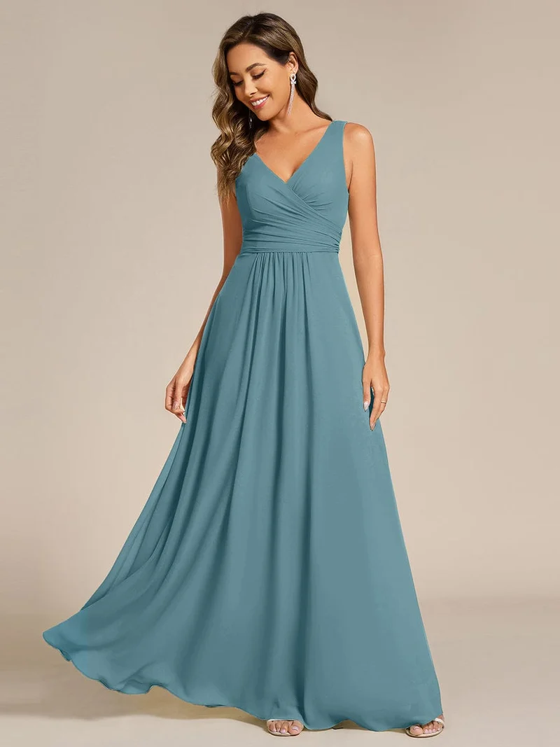 Robe de soirée longue en mousseline plissée sans bretelles à col en V