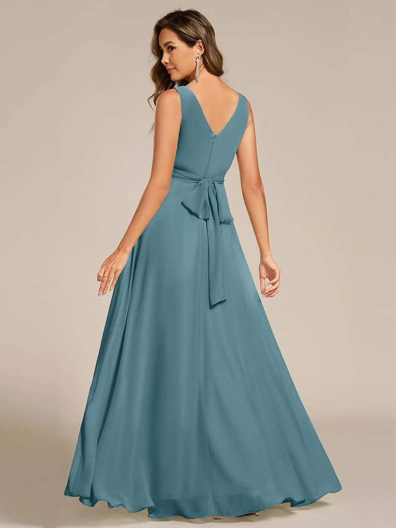 Robe de soirée longue en mousseline plissée sans bretelles à col en V