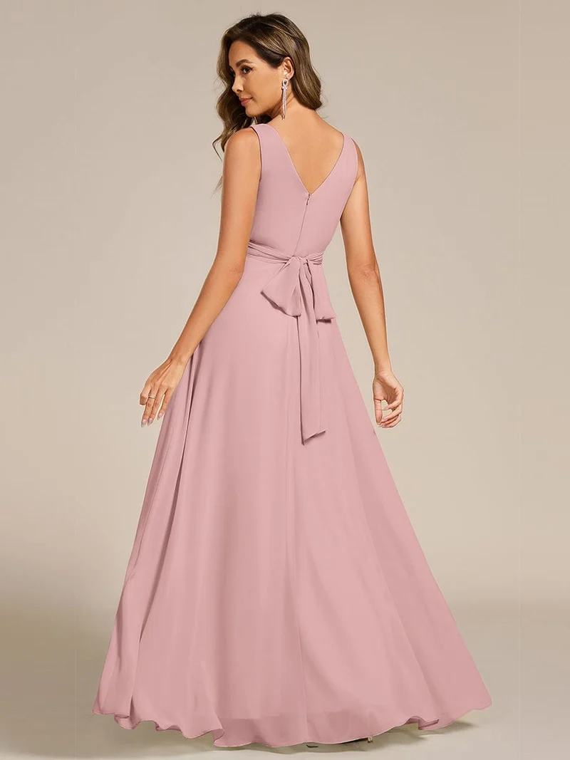 Robe de soirée longue en mousseline plissée sans bretelles à col en V