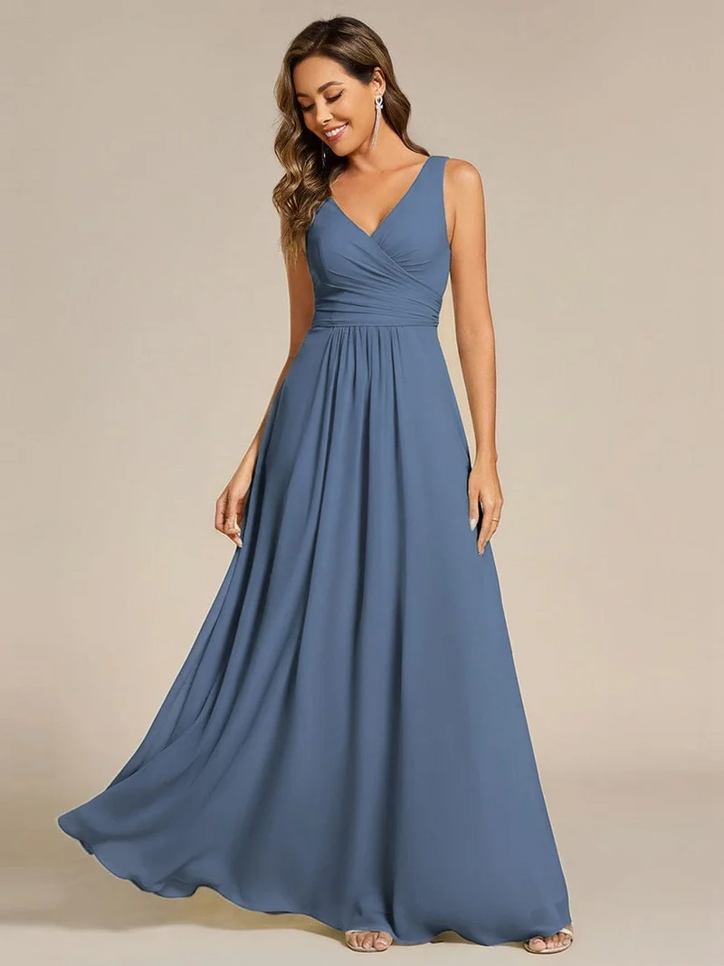 Robe de soirée longue en mousseline plissée sans bretelles à col en V