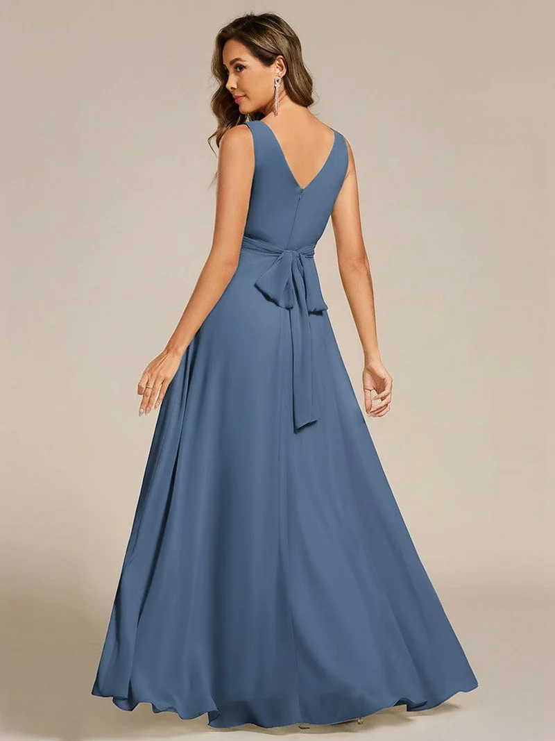Robe de soirée longue en mousseline plissée sans bretelles à col en V