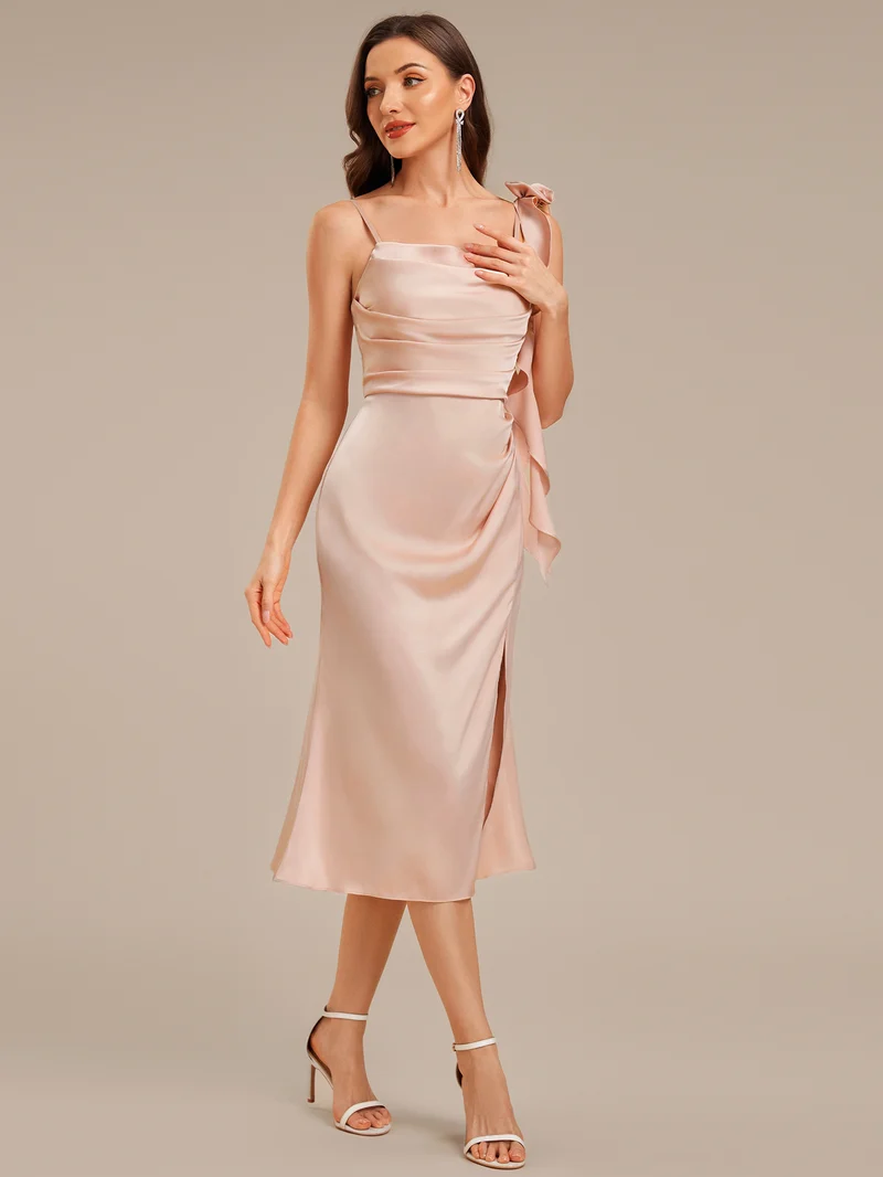 Robe d'invitée mi-longue en satin avec fente et volants