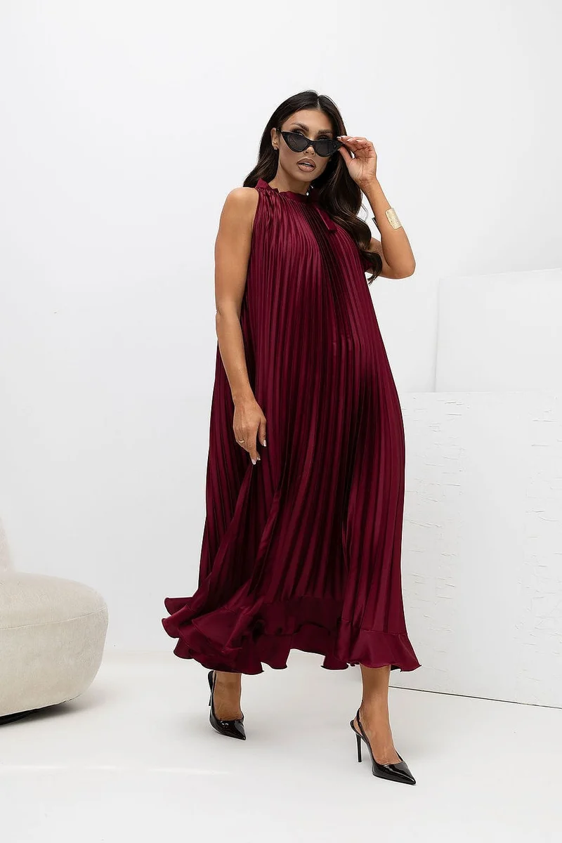 Robe longue plissée bordeaux sans manches