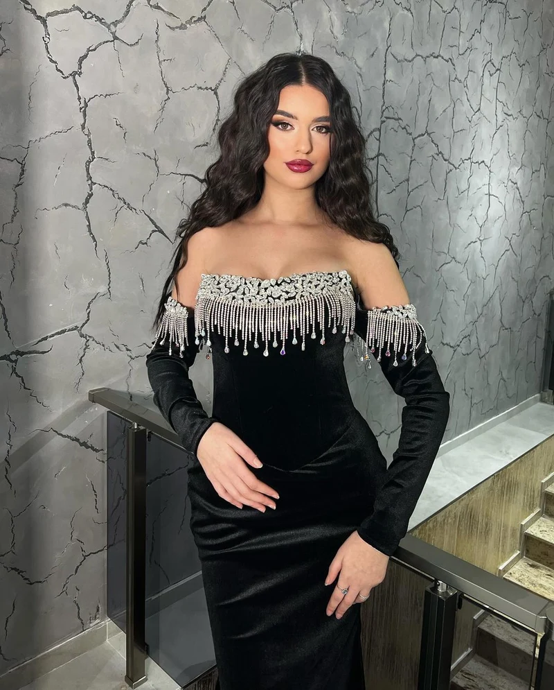 Robe de bal longue bustier en velours noir élégante avec manches et perles
