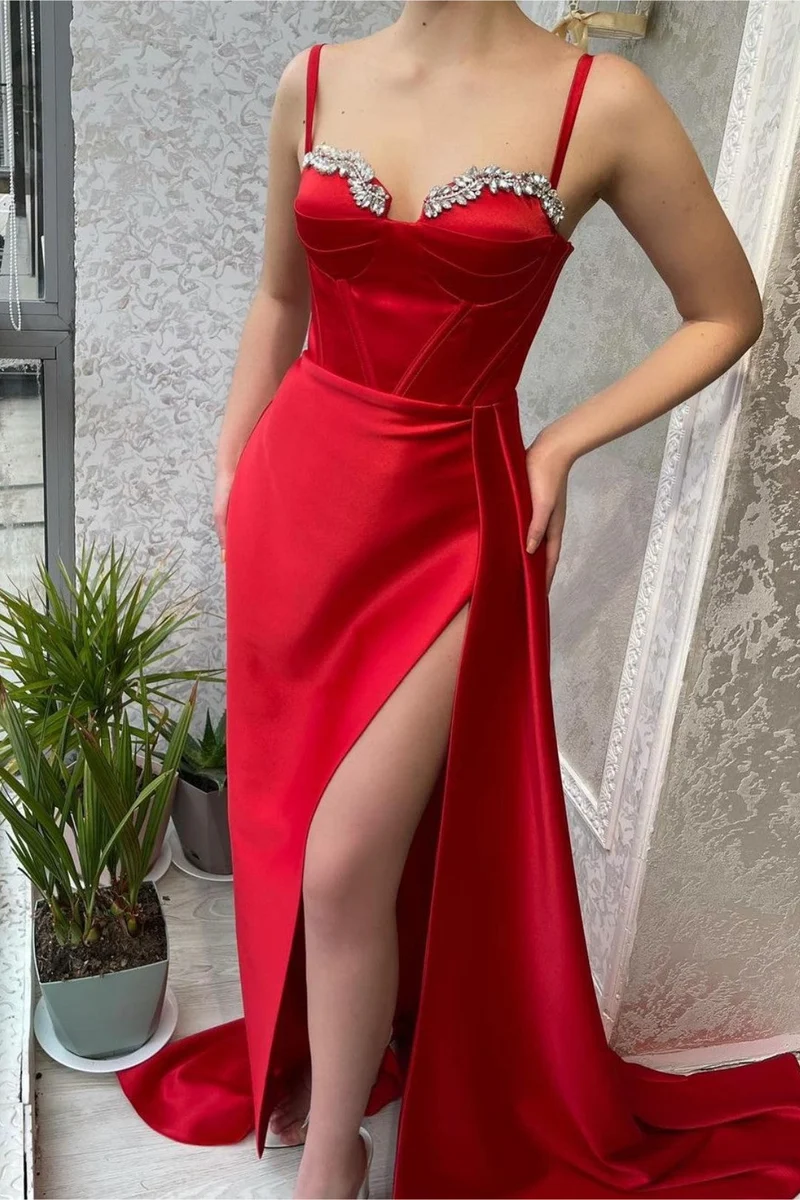 Robe de soirée rouge en charmeuse à bretelles spaghetti et fente perlée