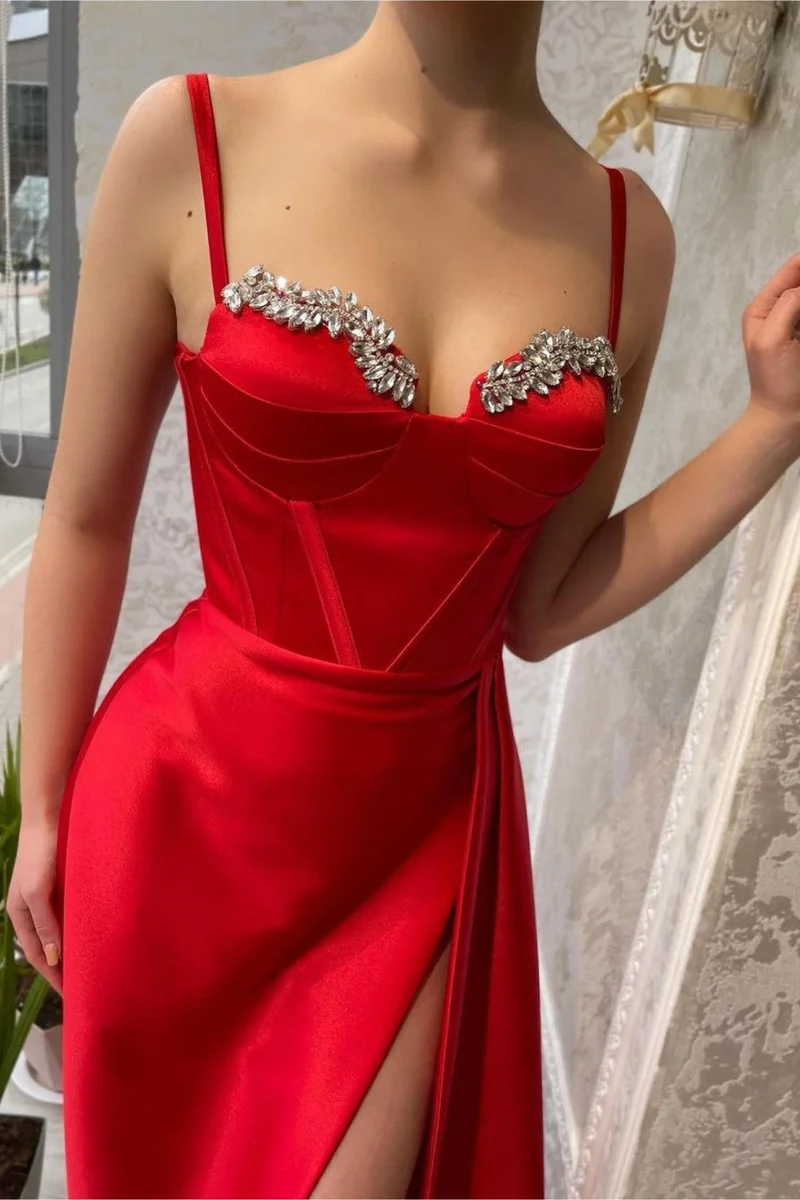 Robe de soirée rouge en charmeuse à bretelles spaghetti et fente perlée