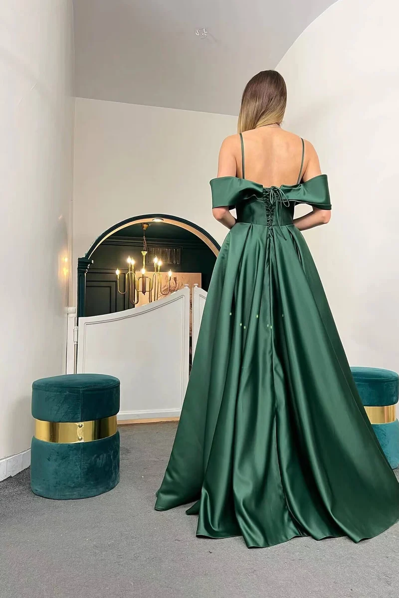 Robe de soirée trapèze à bretelles spaghetti et épaules dénudées avec dos lacé