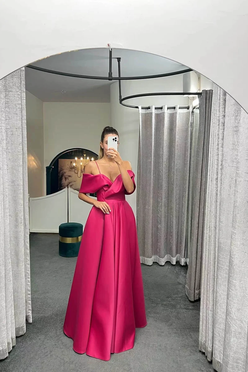 Robe de soirée trapèze à bretelles spaghetti et épaules dénudées avec dos lacé