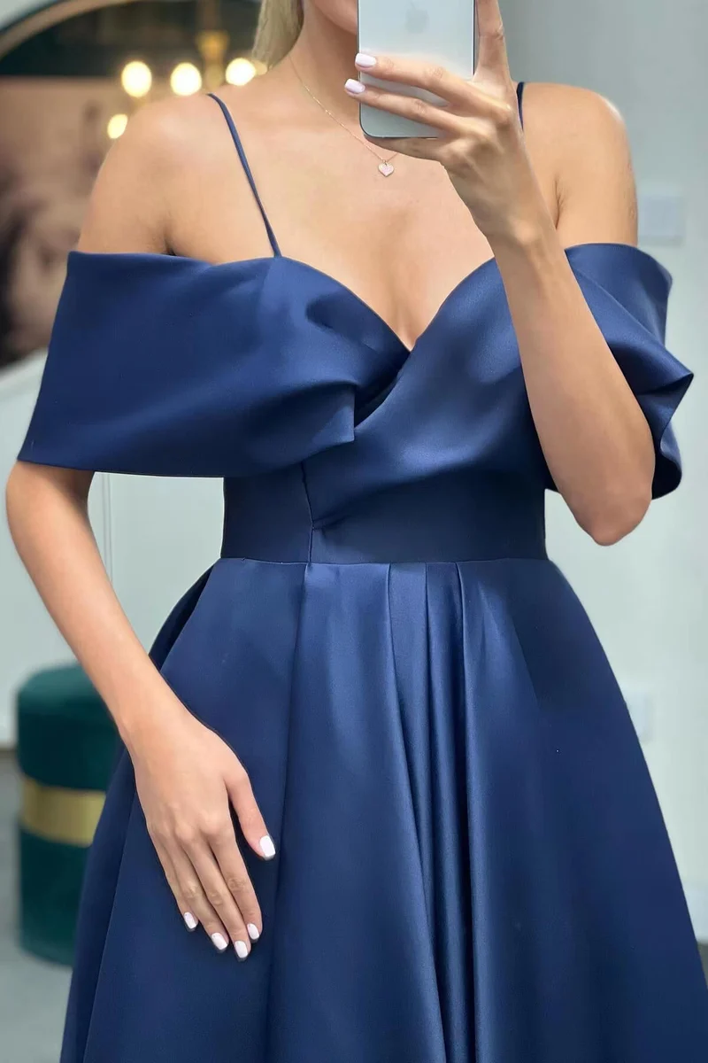 Robe de soirée trapèze à bretelles spaghetti et épaules dénudées avec dos lacé