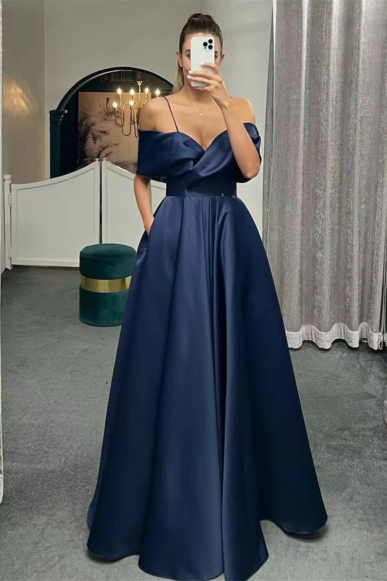 Robe de soirée trapèze à bretelles spaghetti et épaules dénudées avec dos lacé