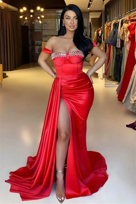 Robe de soirée sirène rouge à épaules dénudées, décolletée en cœur, ornée de perles, avec fente et volants