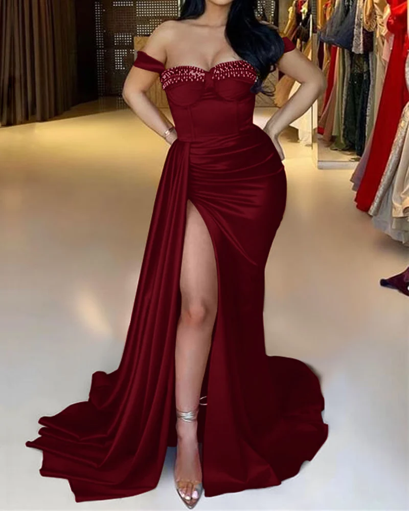 Robe de soirée sirène rouge à épaules dénudées, décolletée en cœur, ornée de perles, avec fente et volants
