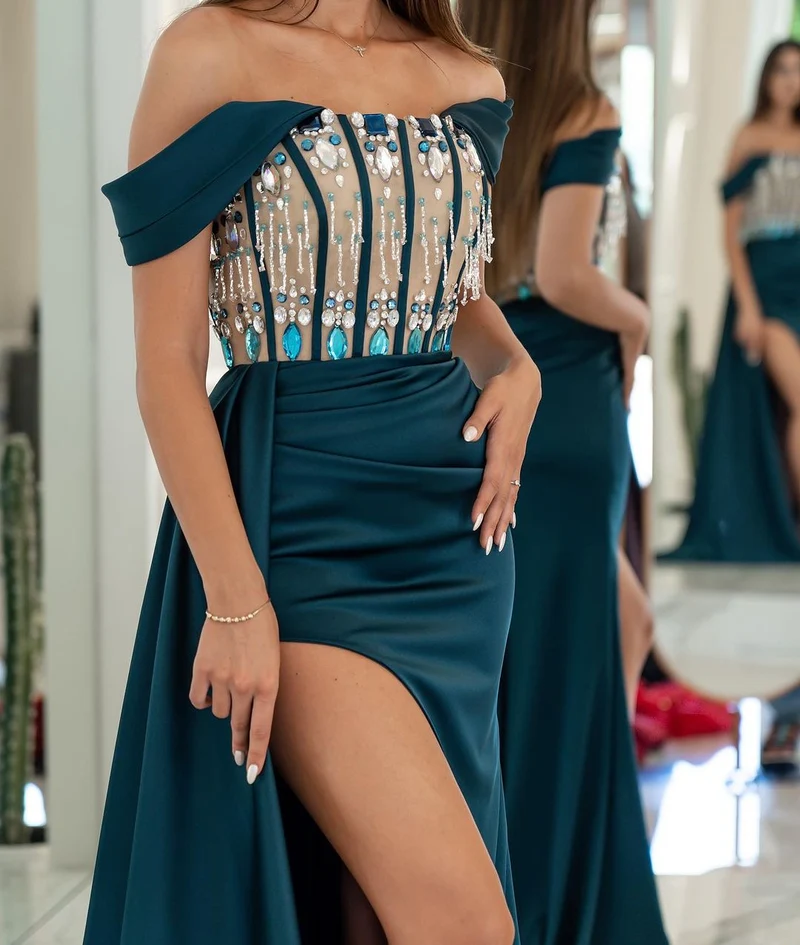Robe de bal élégante sans bretelles avec strass et longue fente latérale