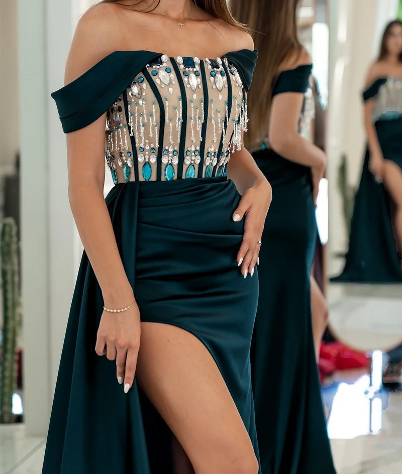 Robe de bal élégante sans bretelles avec strass et longue fente latérale