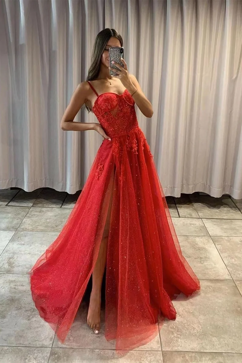 Robe de bal élégante rouge à sequins et bretelles spaghetti avec décolleté en cœur et fente