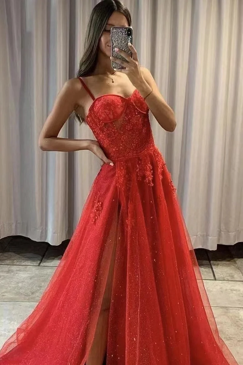 Robe de bal élégante rouge à sequins et bretelles spaghetti avec décolleté en cœur et fente