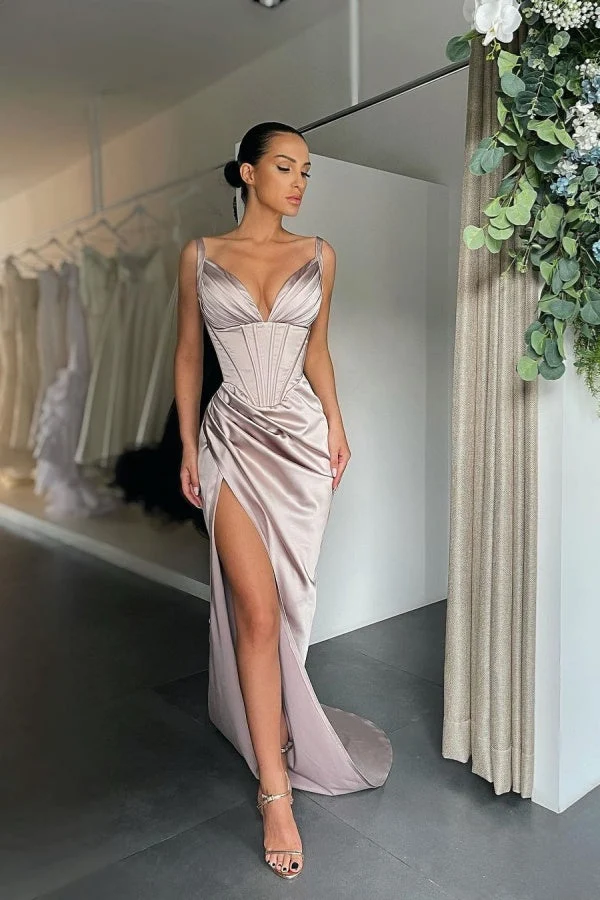 Robe de bal rose pâle plissée à col en V et fente haute