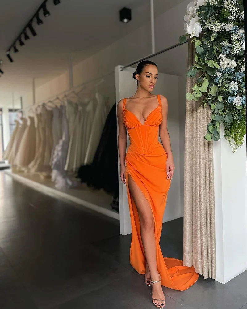 Robe de bal rose pâle plissée à col en V et fente haute