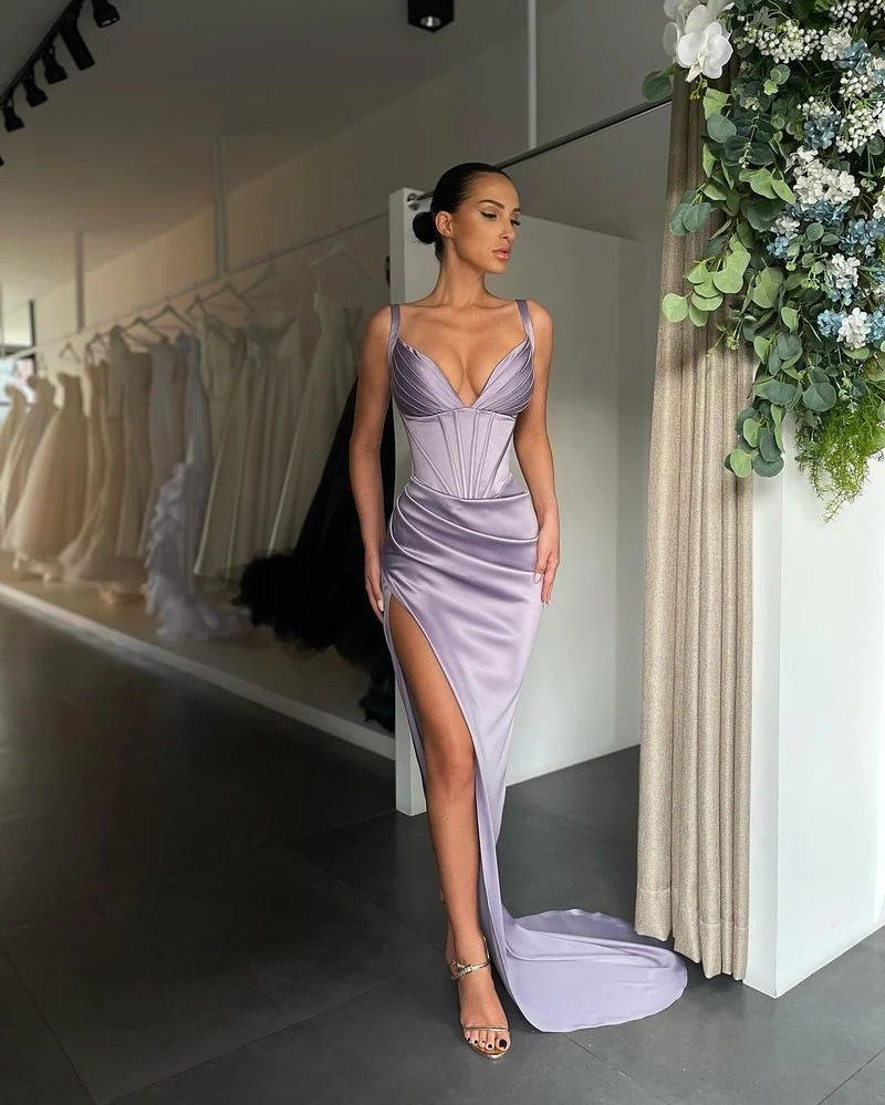 Robe de bal rose pâle plissée à col en V et fente haute