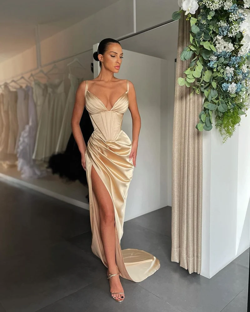 Robe de bal rose pâle plissée à col en V et fente haute