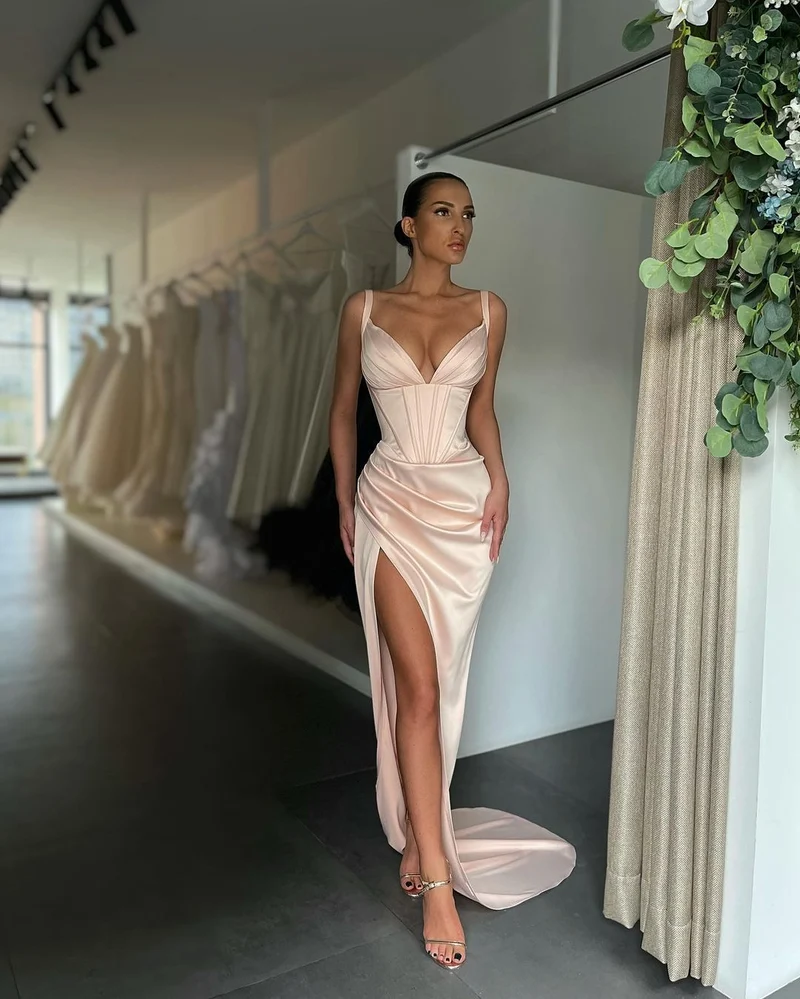 Robe de bal rose pâle plissée à col en V et fente haute