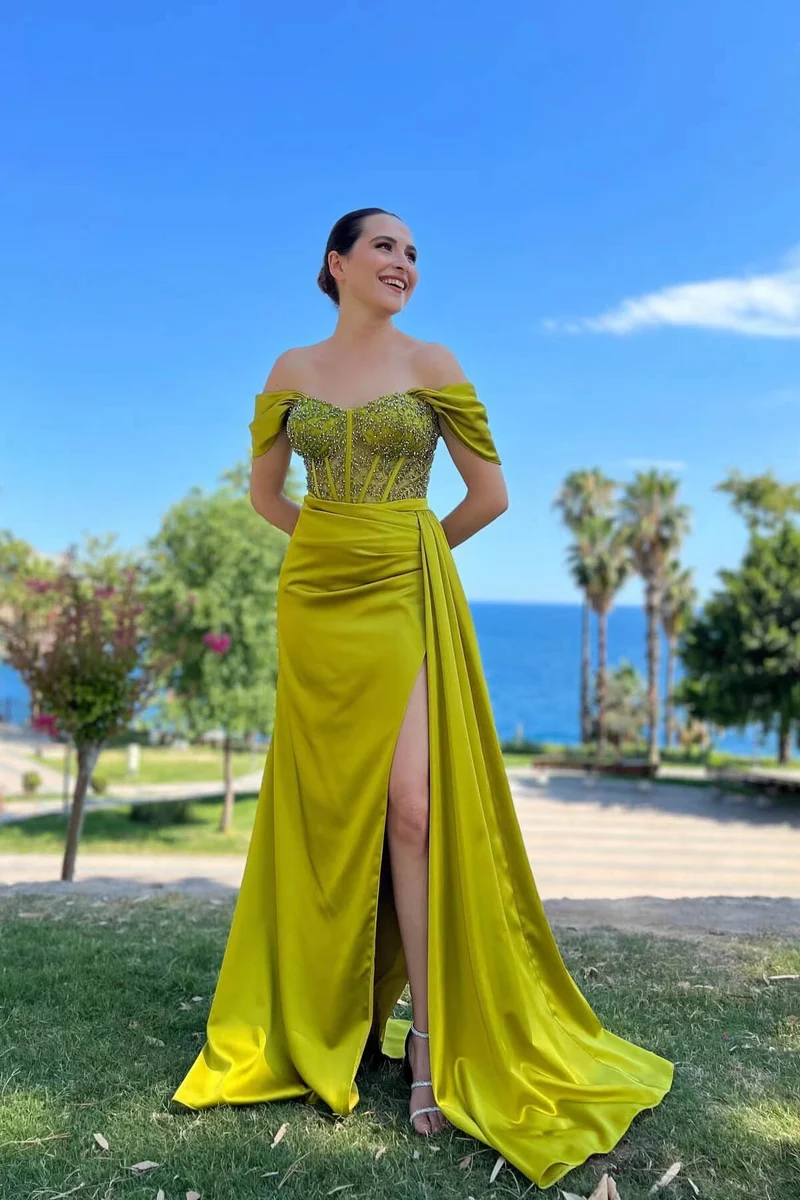 Robe de bal sirène à épaules dénudées et perles avec fente sur le devant