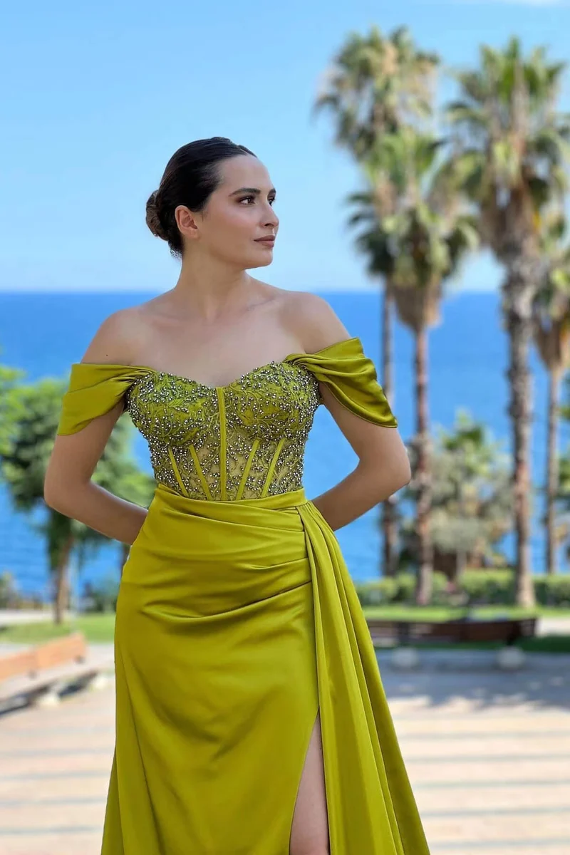 Robe de bal sirène à épaules dénudées et perles avec fente sur le devant