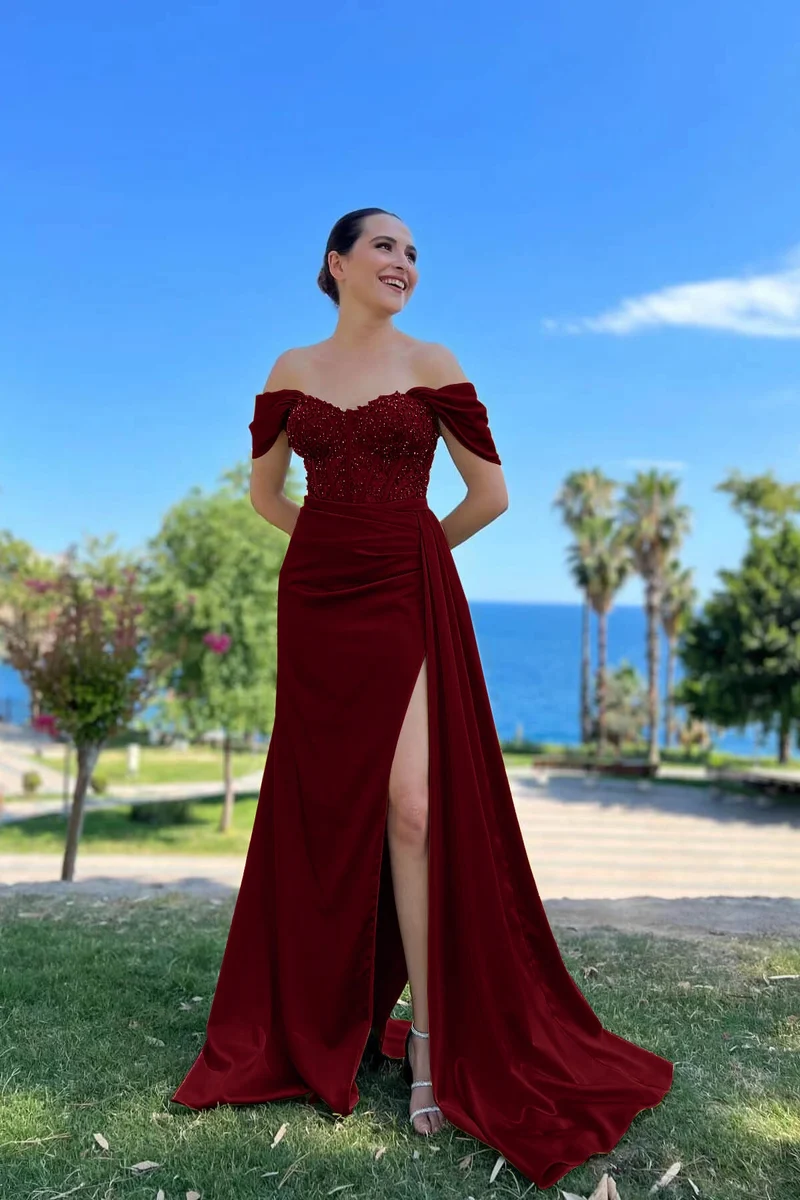 Robe de bal sirène à épaules dénudées et perles avec fente sur le devant